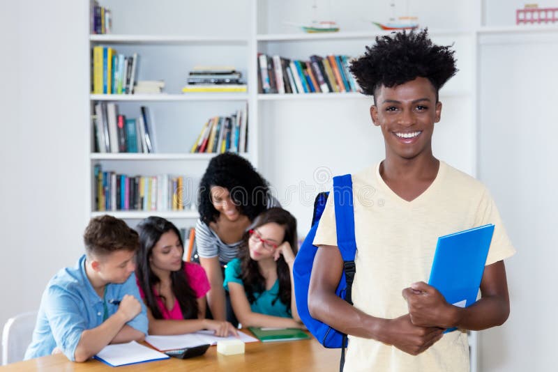 Manlig student för afrikansk amerikan med gruppen av internationella studenter royaltyfria foton Manlig student för afrikansk amerikan med gruppen av internationella studenter royaltyfria foton