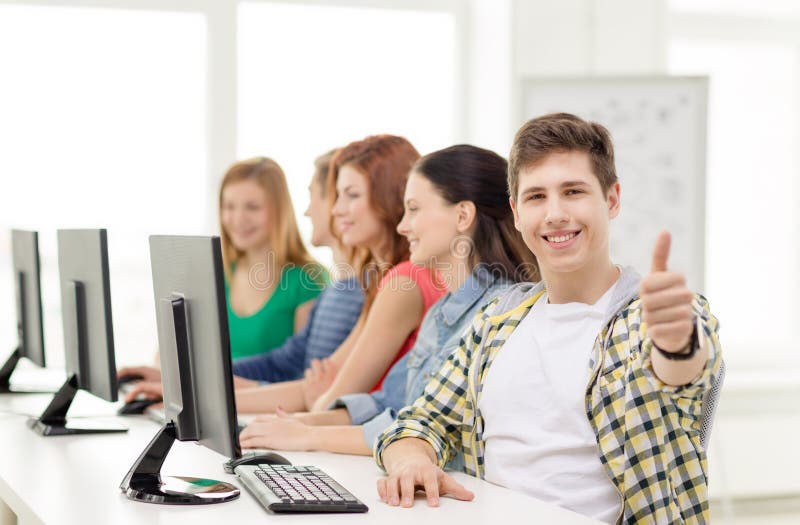 Manlig student med klasskompisar i datorgrupp