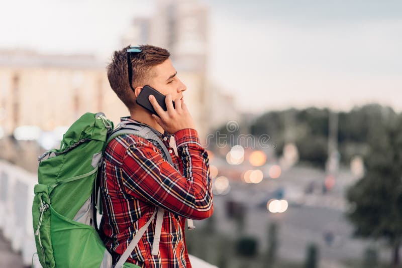 Manlig turist med ryggsäcken som talar vid telefonen royaltyfri foto Manlig turist med ryggsäcken som talar vid telefonen royaltyfri foto