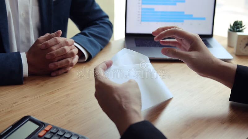 Manliga anställda skickade några kuvert till arbetsgivaren medan arbetsgivaren öppnade kuvertet. upptäckte att insidan är en medar stock video