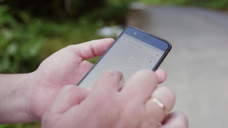Manliga händer genom att använda Google Maps i smart telefon Manhåll ringer i händer och använder gps, medan resa i en tropisk dj