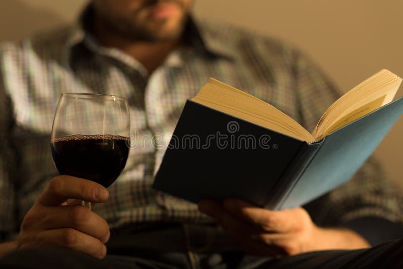 Manliga händer som rymmer boken royaltyfria bilder Manliga händer som rymmer boken royaltyfria bilder