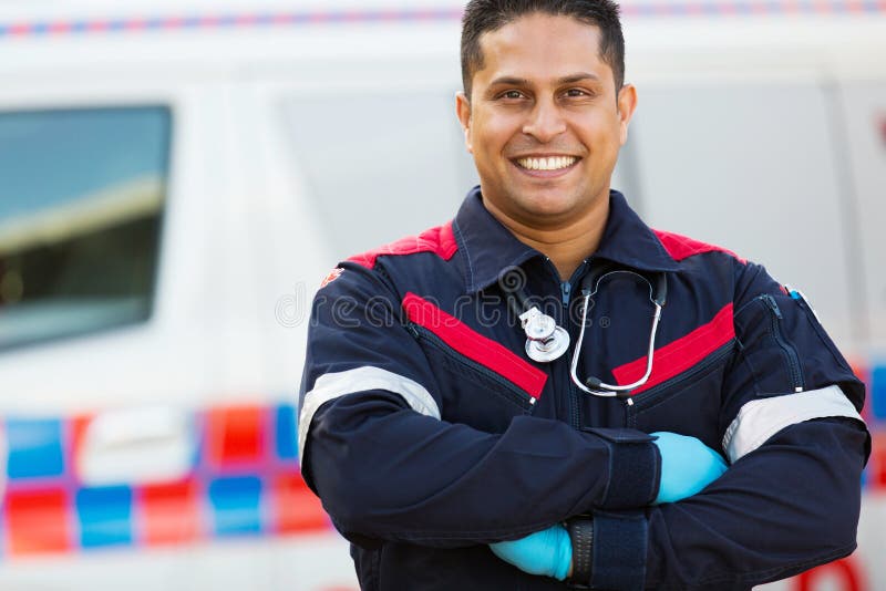 Manliga korsade person med paramedicinsk utbildningarmar royaltyfri foto Manliga korsade person med paramedicinsk utbildningarmar royaltyfri foto