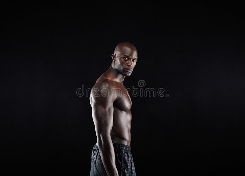 Manligt ungt afrikanskt manligt posera för modell som är shirtless arkivfoto Manligt ungt afrikanskt manligt posera för modell som är shirtless arkivfoto
