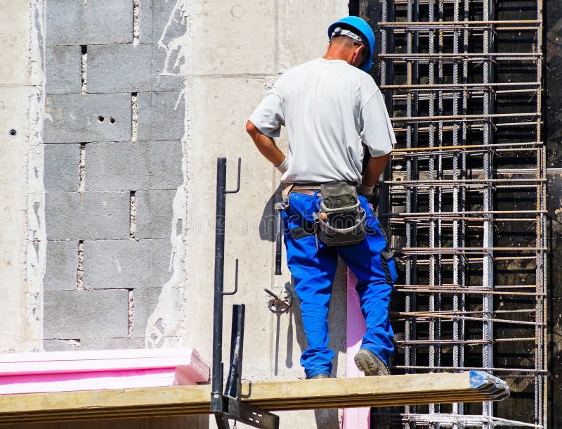 Mann arbeitet an der Baustelle lizenzfreies stockfoto Mann arbeitet an der Baustelle lizenzfreies stockfoto