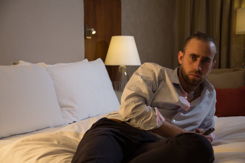Mann auf dem Bett stockbild. Bild von wohnung, blau, kaukasisch 63110719