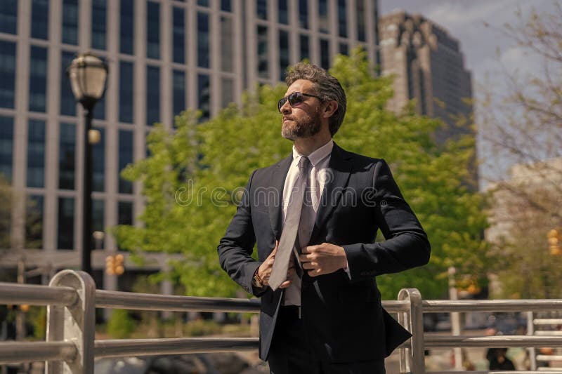 Mann auf der Straße außerhalb der Stadt. Geschäftsführer. Geschäftsmann. Mann Anzug geht ins Büro. Top-Manager. zuversichtlich lizenzfreies stockfoto