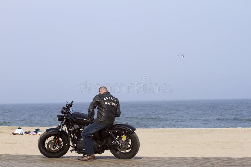 Mann auf einem Harley lizenzfreie stockfotos Mann auf einem Harley lizenzfreie stockfotos