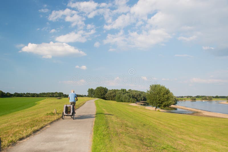Mann auf Fahrrad nahe Fluss stockfotos Mann auf Fahrrad nahe Fluss stockfotos