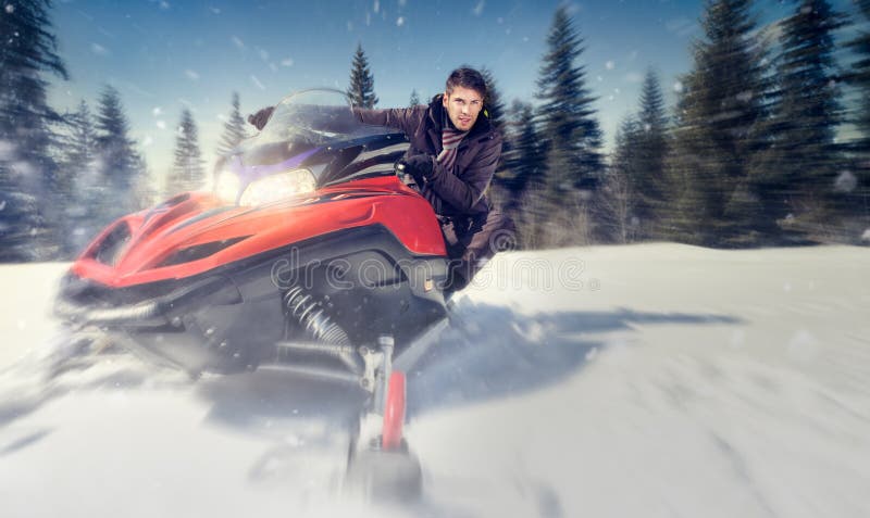 Mann auf Schneemobil fahrung stockfoto Mann auf Schneemobil fahrung stockfoto