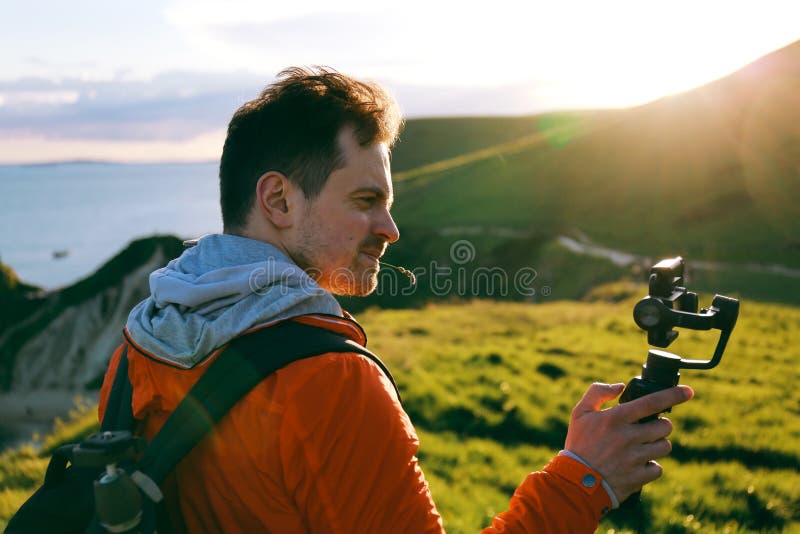 Mann benutzt Kardanring DJI Osmo Mobile mit dem Plus iPhone 7 stockbild Mann benutzt Kardanring DJI Osmo Mobile mit dem Plus iPhone 7 stockbild