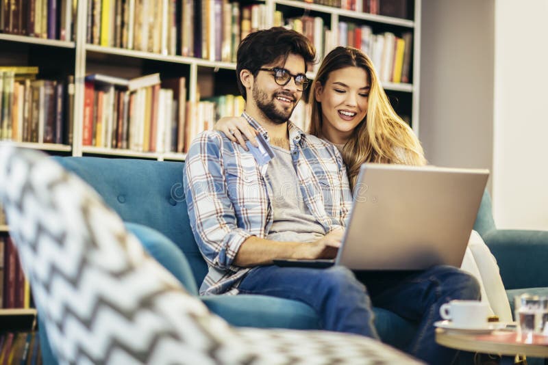 Mann in Brille und charmante Frau mit Laptop-Ruhe im Café mit Tasse Kaffee stockbild