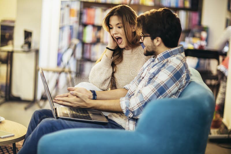 Mann in Brille und charmante Frau mit Laptop-Ruhe im Café mit Tasse Kaffee stockbilder
