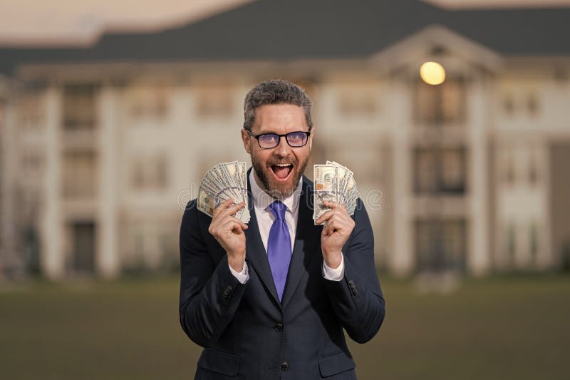 Mann Broker mit Geld. Miete oder Kauf eines neuen Hauses. Hausversicherung. Vermögensversicherung. Erfolgreicher Makler. Hypotheke lizenzfreies stockfoto