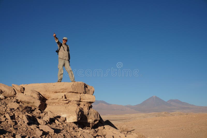 Mann in Death Valley, Atacama-Wüste, Chile lizenzfreie stockfotografie Mann in Death Valley, Atacama-Wüste, Chile lizenzfreie stockfotografie