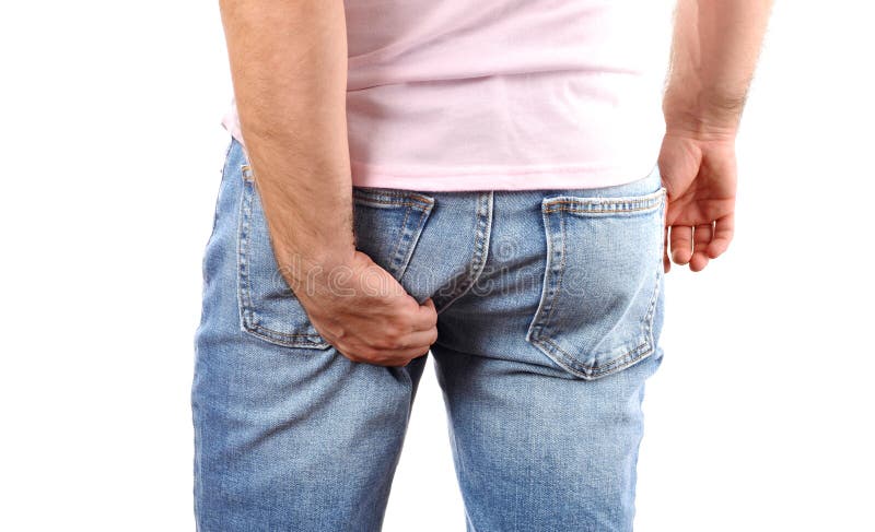 Mann in den Jeans, die Hand seine juckende Unterseite verkratzen lizenzfreie stockbilder Mann in den Jeans, die Hand seine juckende Unterseite verkratzen lizenzfreie stockbilder
