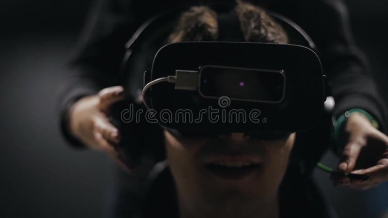 Mann in den VR-Glaskopfhörern