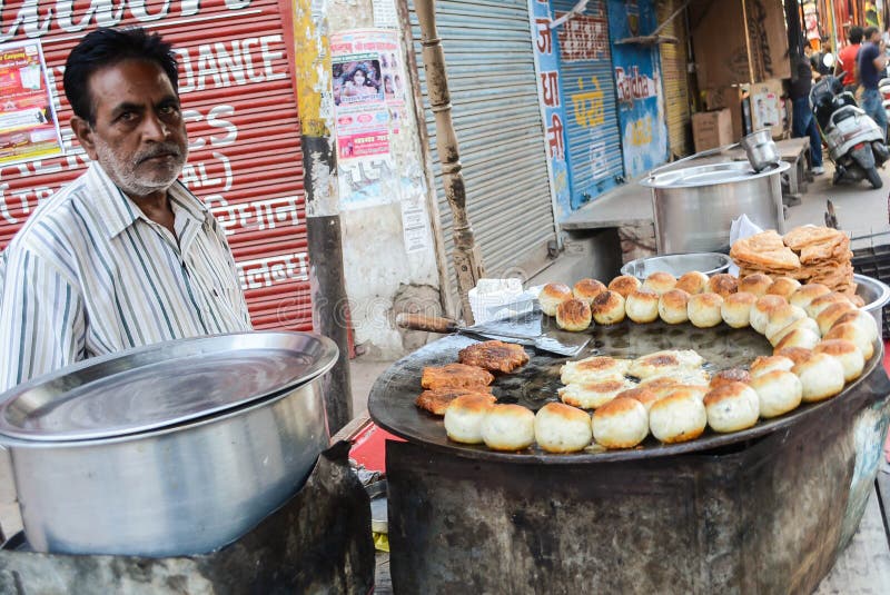 Mann, der Aloo Tikki verkauft stockfotos Mann, der Aloo Tikki verkauft stockfotos