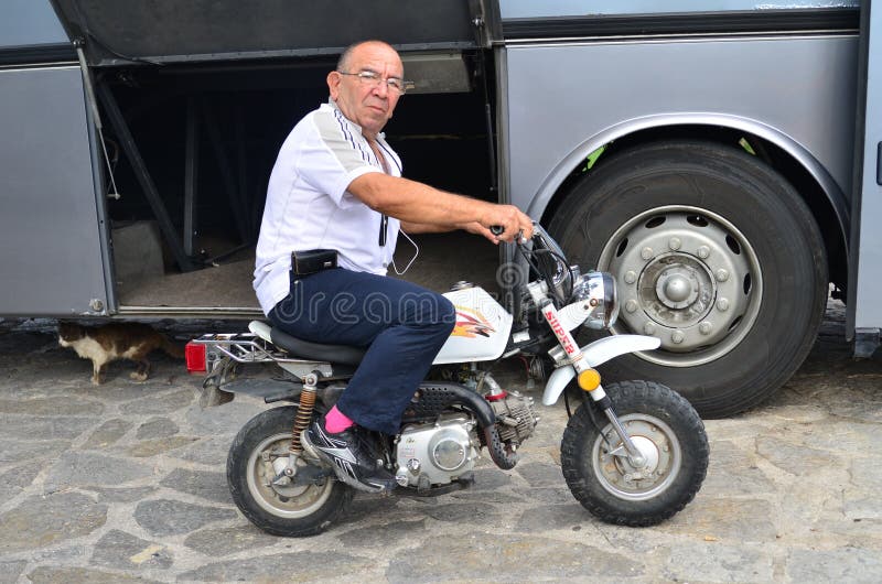 MopedFahrer redaktionelles foto. Bild von südlich, kellner 73999171