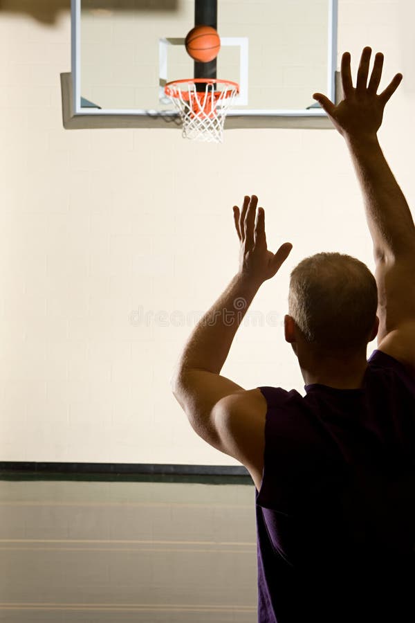 Mann, der Basketball spielt stockbild Mann, der Basketball spielt stockbild