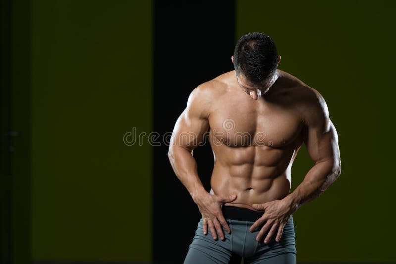 Mann, der Bauchmuskel zeigt lizenzfreie stockfotografie Mann, der Bauchmuskel zeigt lizenzfreie stockfotografie