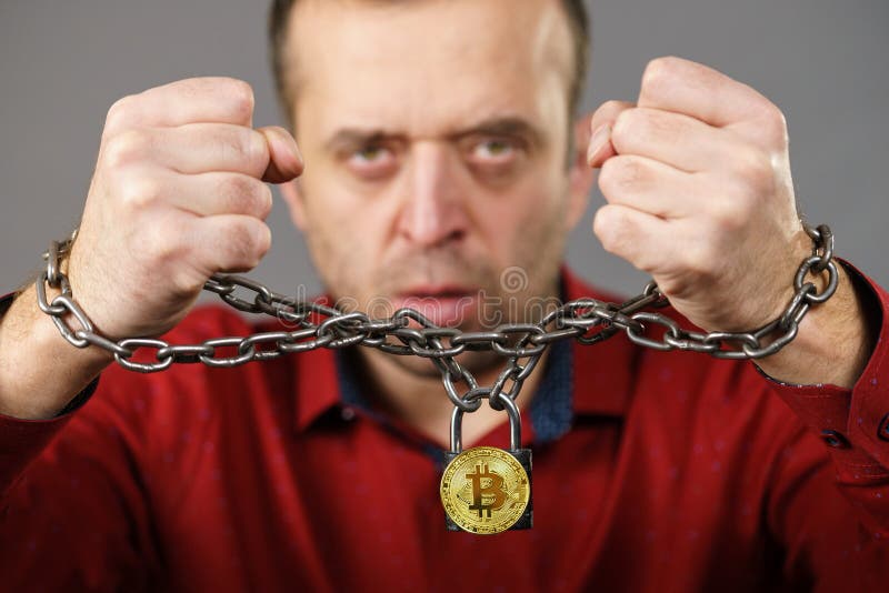 Mann, der in der Blockkette gefesselt ist stockfoto