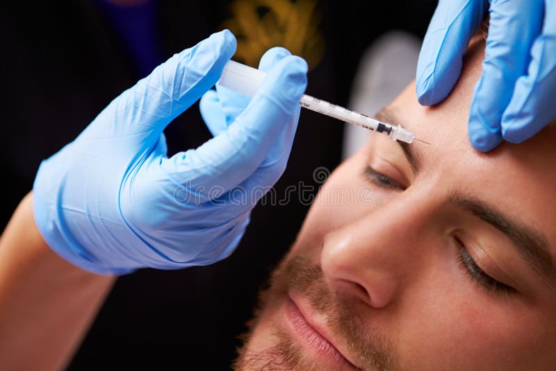 Mann, der Botox-Behandlung an der Schönheits-Klinik hat stockbild Mann, der Botox-Behandlung an der Schönheits-Klinik hat stockbild