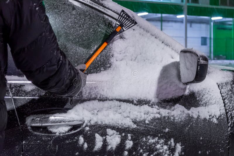 Mann, Der Brush Benutzt, Um Schnee Aus Dem Auto Zu Entfernen Stockbild -  Bild von fällig, antreiben: 162093589