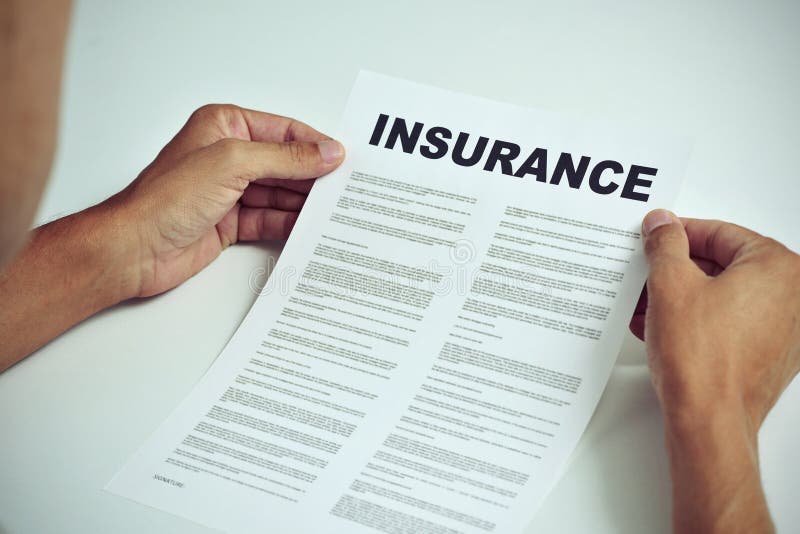 Mann, der die Ausdrücke einer Versicherung liest lizenzfreie stockfotos Mann, der die Ausdrücke einer Versicherung liest lizenzfreie stockfotos
