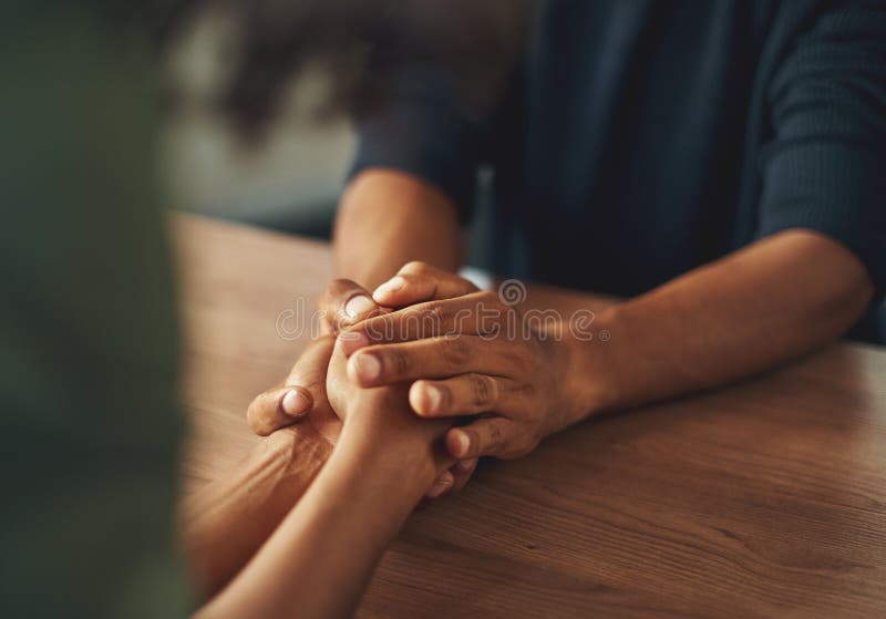 Mann, der die Hand seiner Freundin h?lt lizenzfreies stockbild Mann, der die Hand seiner Freundin h?lt lizenzfreies stockbild