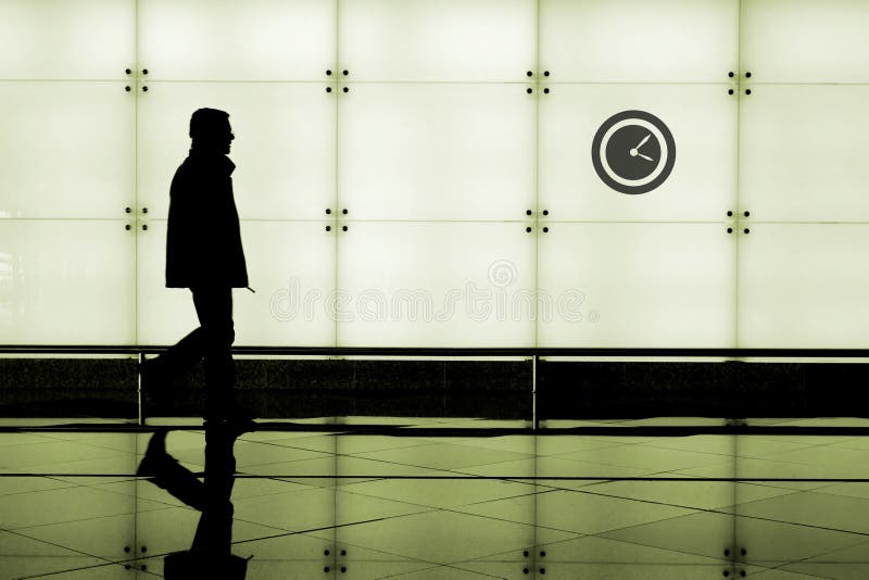 Mann, der durch einen Flughafen geht lizenzfreies stockbild Mann, der durch einen Flughafen geht lizenzfreies stockbild