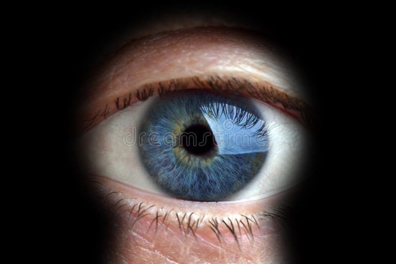 Mann, der durch Schlüsselloch schaut lizenzfreies stockbild Mann, der durch Schlüsselloch schaut lizenzfreies stockbild