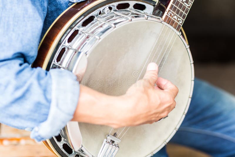Mann, der ein Banjo spielt lizenzfreie stockfotos Mann, der ein Banjo spielt lizenzfreie stockfotos