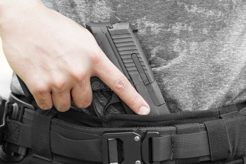Mann, der ein Gewehr in der Hose hält lizenzfreies stockfoto Mann, der ein Gewehr in der Hose hält lizenzfreies stockfoto