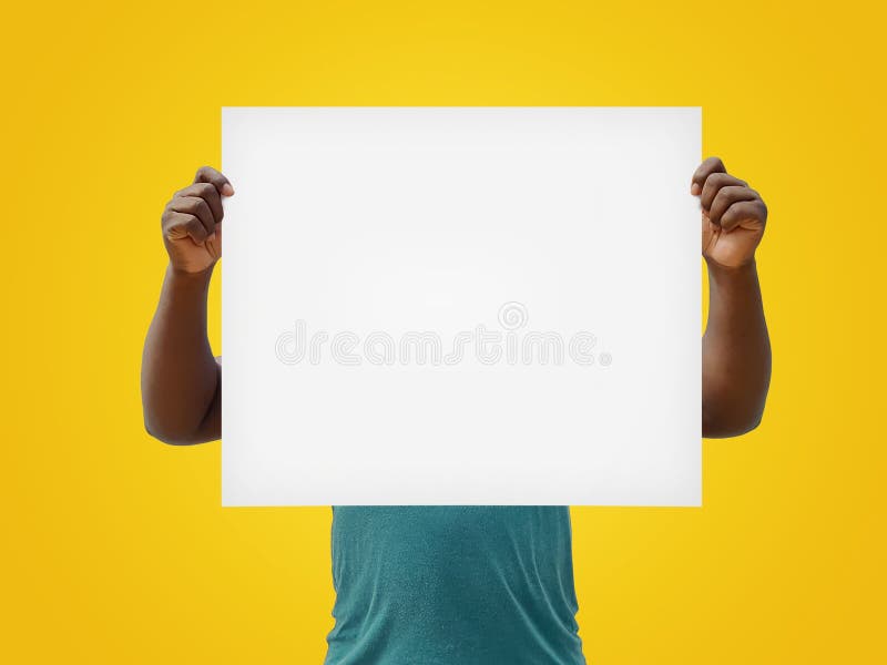 Mann, der ein leeres Weißzeichen über seinem Gesicht, lokalisiert auf einem gelben Hintergrund hält lizenzfreie stockfotos Mann, der ein leeres Weißzeichen über seinem Gesicht, lokalisiert auf einem gelben Hintergrund hält lizenzfreie stockfotos