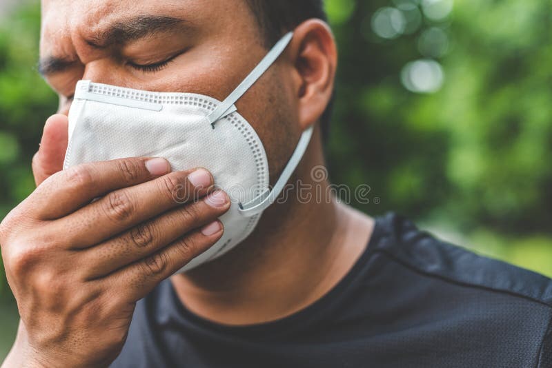 Mann, der eine Maske auf der Straße trägt Schutz gegen Virus lizenzfreies stockfoto Mann, der eine Maske auf der Straße trägt Schutz gegen Virus lizenzfreies stockfoto