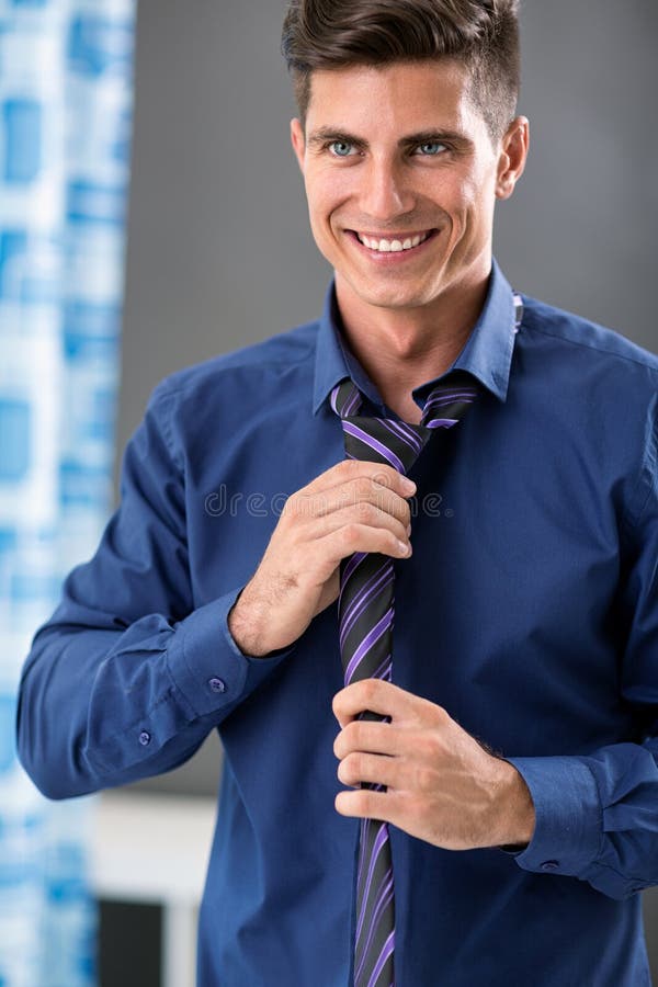 Mann, der fertig wird lizenzfreie stockbilder Mann, der fertig wird lizenzfreie stockbilder