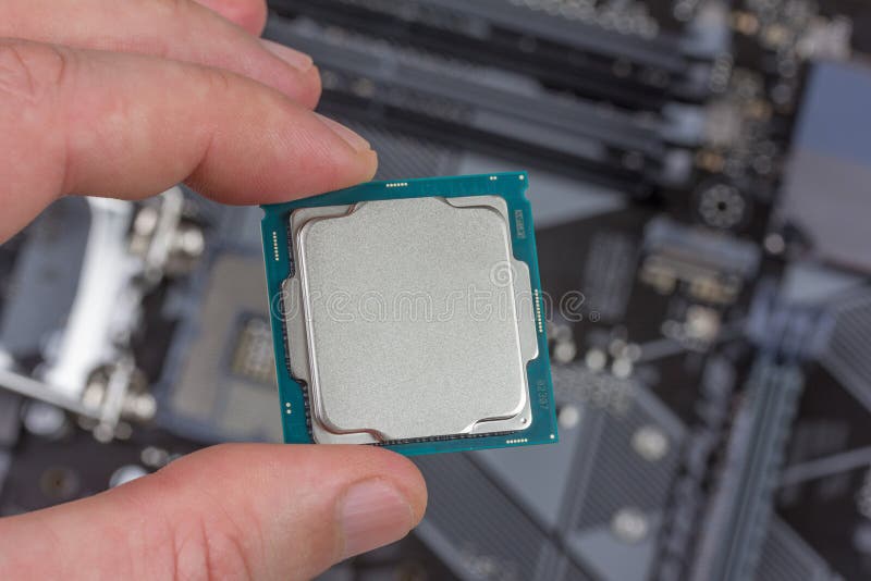 Mann, der Finger Schein herauf 8. GEN des Tischplattenprozessors auf Hintergrundmotherboardnahaufnahme hält lizenzfreies stockfoto Mann, der Finger Schein herauf 8. GEN des Tischplattenprozessors auf Hintergrundmotherboardnahaufnahme hält lizenzfreies stockfoto