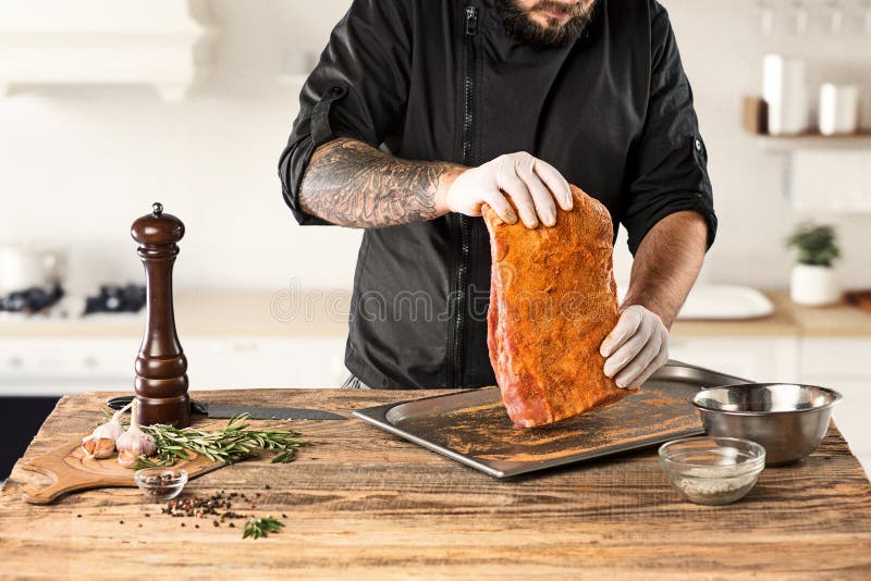 Mann, der Fleischsteak auf Küche kocht lizenzfreie stockfotos Mann, der Fleischsteak auf Küche kocht lizenzfreie stockfotos