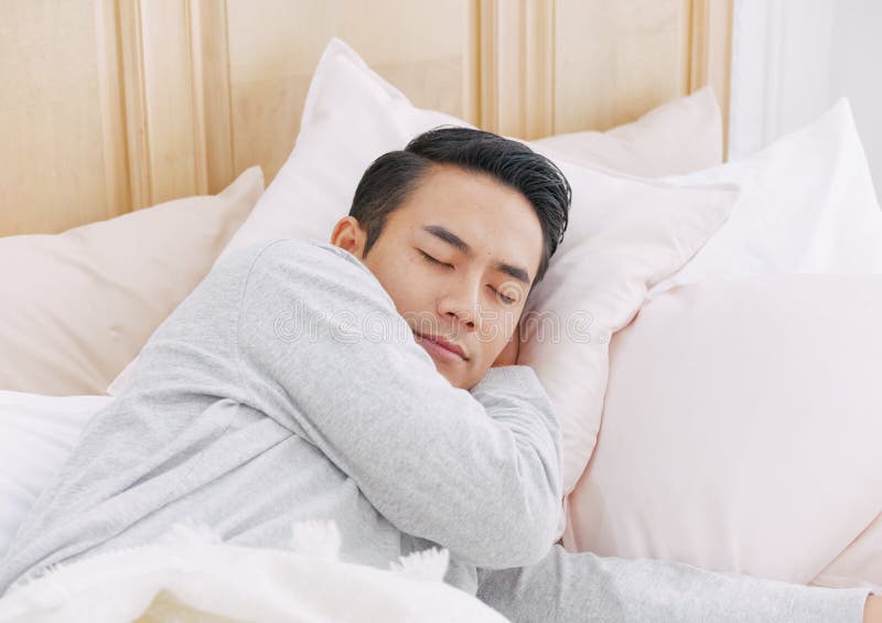 Mann, der im Bett schläft lizenzfreie stockfotos Mann, der im Bett schläft lizenzfreie stockfotos