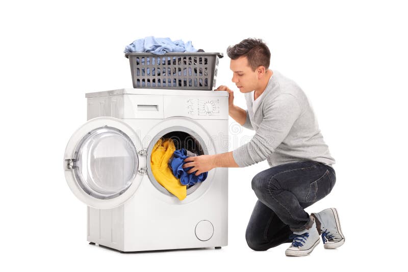Mann, der Kleidung in eine Waschmaschine einsetzt lizenzfreie stockbilder