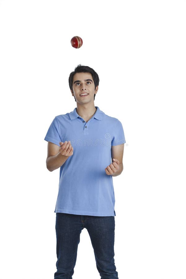 Mann, der Kricketball wirft lizenzfreies stockfoto Mann, der Kricketball wirft lizenzfreies stockfoto