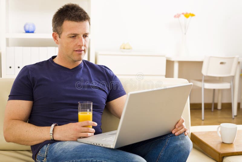 Mann, der Laptop-Computer verwendet stockfotos Mann, der Laptop-Computer verwendet stockfotos