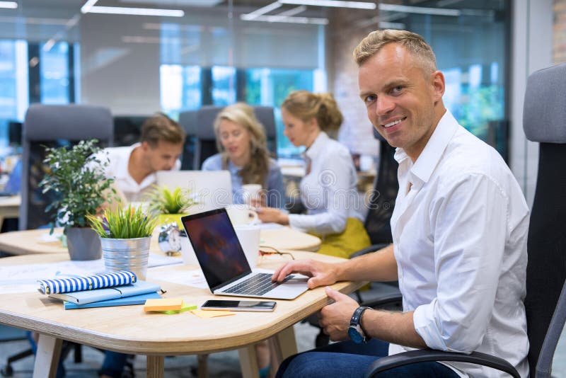 Mann, der Laptop im Konferenzsaal verwendet stockfoto Mann, der Laptop im Konferenzsaal verwendet stockfoto