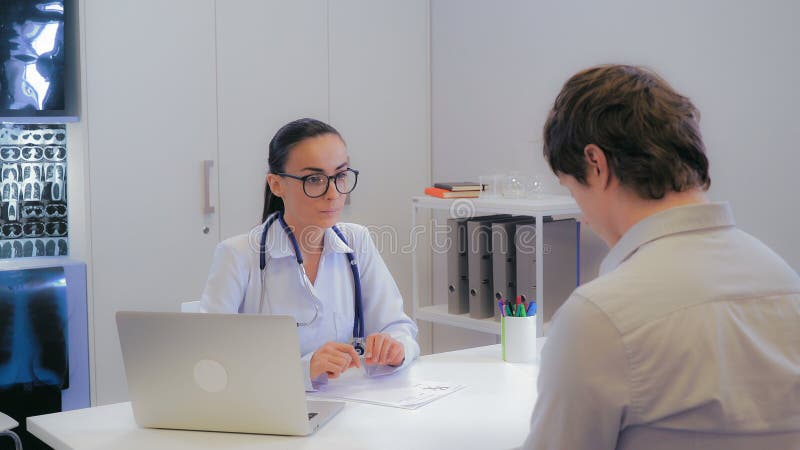Mann, der mit Arzt im Krankenhaus spricht stockfotos Mann, der mit Arzt im Krankenhaus spricht stockfotos
