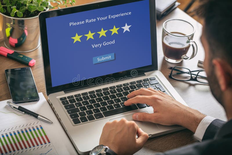 Mann, der mit einem Computer, 4 Sterne, sehr guter Text auf dem Schirm, Bürohintergrund arbeitet lizenzfreies stockfoto Mann, der mit einem Computer, 4 Sterne, sehr guter Text auf dem Schirm, Bürohintergrund arbeitet lizenzfreies stockfoto