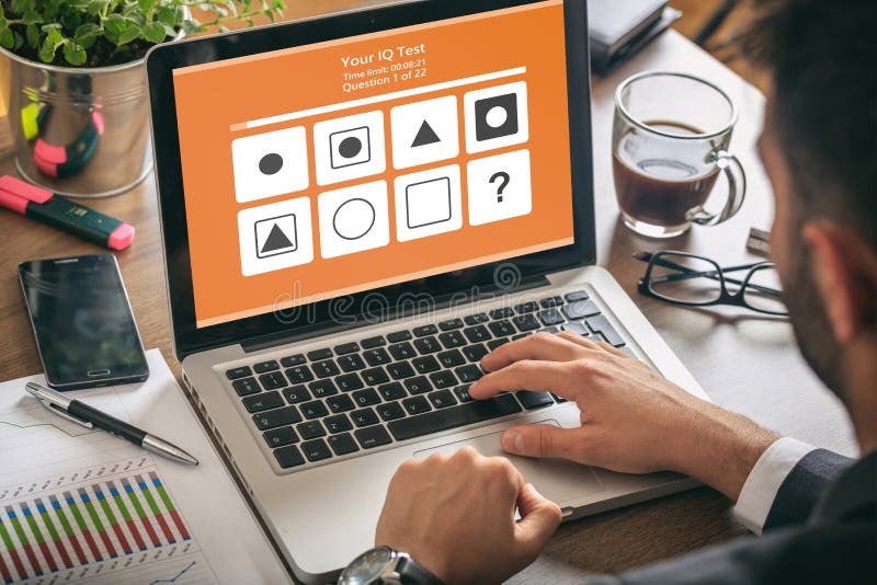 Mann, der mit einem Computerlaptop, IQ-Testform auf Schirm, Bürohintergrund arbeitet lizenzfreie abbildung Mann, der mit einem Computerlaptop, IQ-Testform auf Schirm, Bürohintergrund arbeitet lizenzfreie abbildung