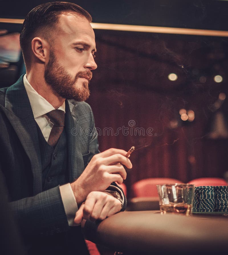 Mann der oberen Klasse, der in einem Kasino spielt lizenzfreie stockbilder Mann der oberen Klasse, der in einem Kasino spielt lizenzfreie stockbilder