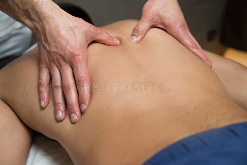 Mann, der Rückenmassage in einer Badekurort-Mitte hat lizenzfreie stockfotos Mann, der Rückenmassage in einer Badekurort-Mitte hat lizenzfreie stockfotos