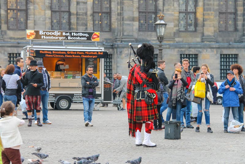 Mann, der schottische traditionelle Rohre in Amsterdam spielt lizenzfreies stockfoto Mann, der schottische traditionelle Rohre in Amsterdam spielt lizenzfreies stockfoto